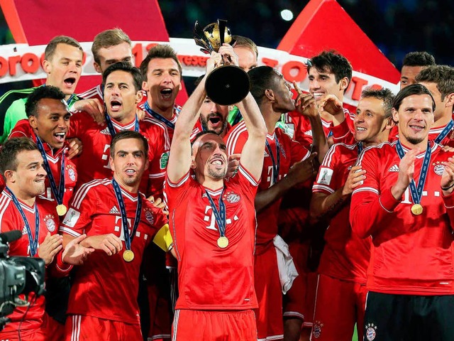 Franck Ribry reckt den Club-WM-Pokal in die Hhe.  | Foto: dpa