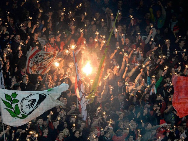 Die SC- Fans im Rausch der Wunderkerzen.  | Foto: dpa