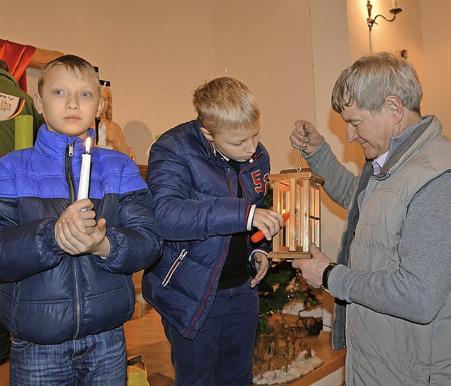 Stefan Schefner (v.l.n.r.) und Artur M...Albert Baumeister das Friedenslicht.    | Foto: Patrick Burger