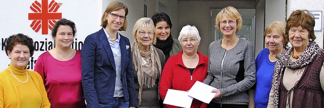 CDU-Frauen und Spendenempfnger: Maria... Adam und Lissy Ludscher (von links)   | Foto: Sedlak