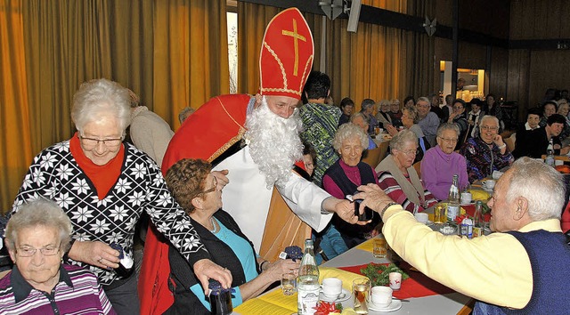 Dekan Herbert Rochlitz verteilte als Nikolaus Marmeladenglser an die Senioren.   | Foto: Sedlak