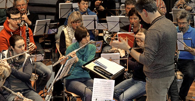 Intensive  Probenarbeit: Die Trachtenk...Motto &#8222;Frankreich&#8220; steht.   | Foto: Chris Seifried