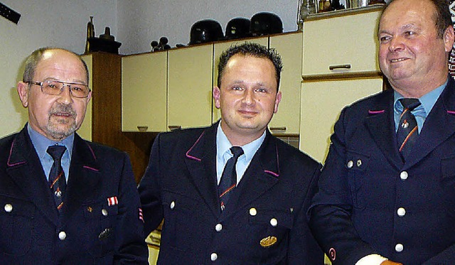 Kommandant Geugelin (Mitte) ehrte Dieter Rderer (links) und Erwin Baldermann.  | Foto: mck