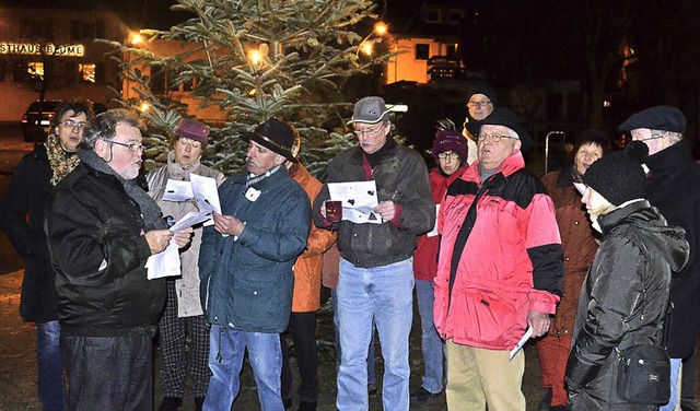 Singen unterm Weihnachtsbaum  in der D...ehweihnacht bei einem Glas Glhwein.    | Foto: Schopferer