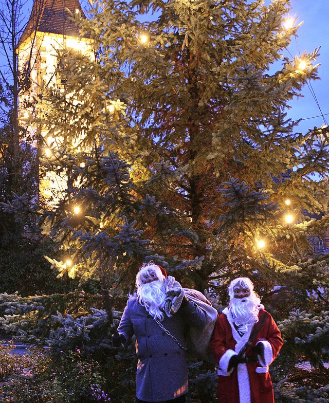 Hinter den Masken von  Weihnachtsmann ...ider (rechts) und Christoph Kammerer.   | Foto: cremer