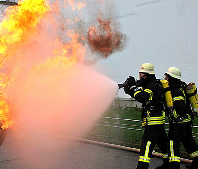 Brandbekmpfung unter realistischen Bedingungen bte die Feuerwehr Todtnau.   | Foto: Privat