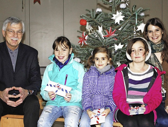 Gewonnen:  Rektor Armin Raufer mit den...la Vahle von  Freudenberg in Oberwihl   | Foto:  Freudenberg