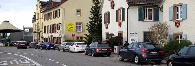 Hochbetrieb am Samstag vor dem Grenzb...o dicht womglich vor dem Zollgebude.  | Foto: Rolf Reimann