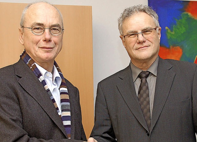 Schulleiter Hermann Kleinschmidt gratu...n geschtzten Sepp Schienle (links).    | Foto: wolfgang beck