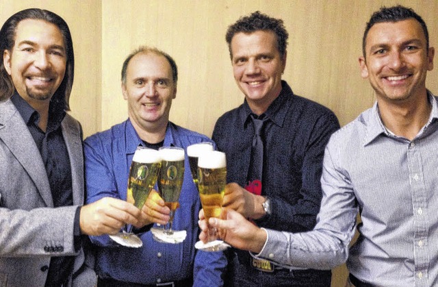 Brauerei-Che fDieter Schmid (links) st... gute Zusammenarbeit an. Bild: Bingold  | Foto: Bz