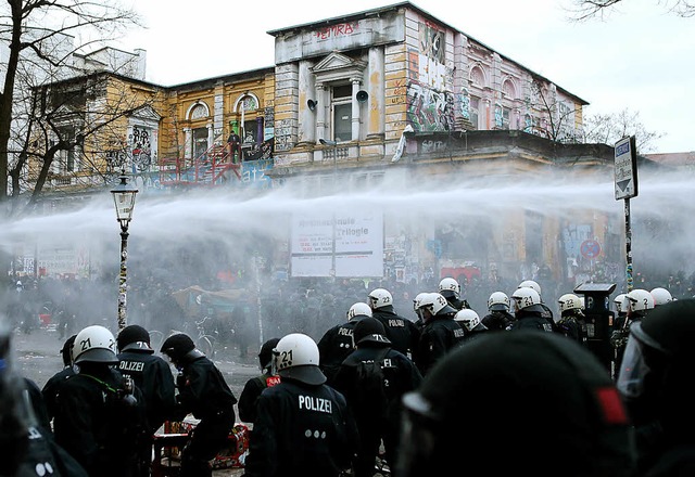 Die Polizei drngt Demonstranten mit Wasserwerfern zurck.  | Foto: dpa