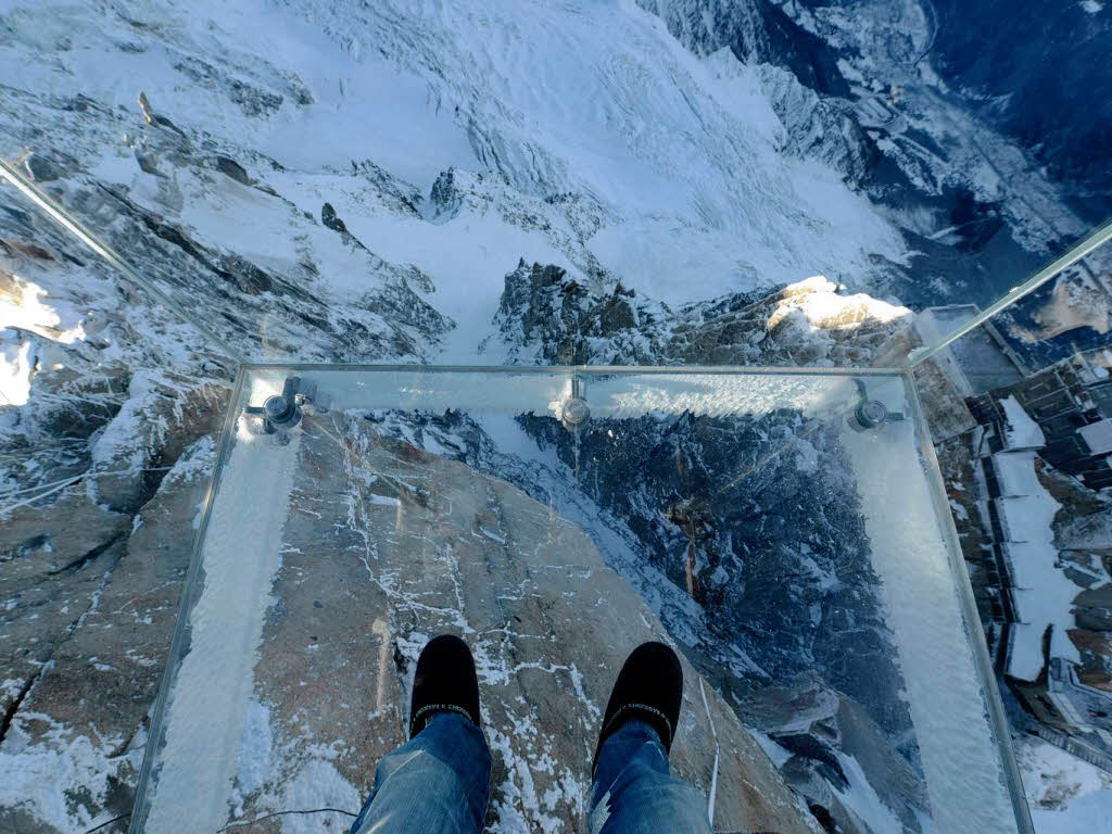 Der Glaskasten am Abgrund besteht aus drei Glasschichten und trotzt einer Windgeschwindigkeit von bis zu 200 km/h.