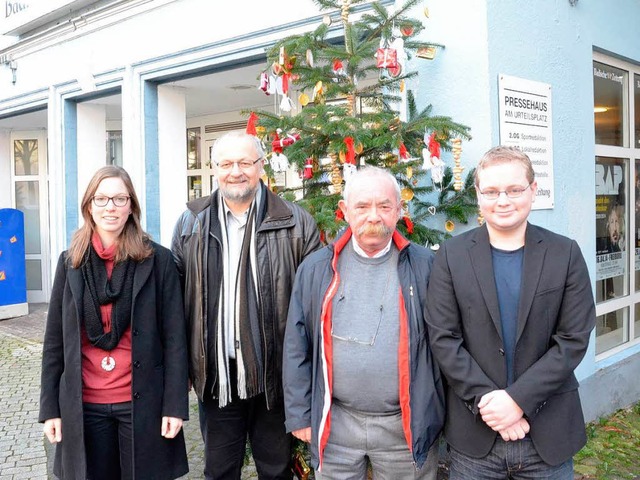 Bei der symbolischen Scheckbergabe (v...uno Kohlmeyer und Nino Breuer  (DLRG).  | Foto: Christian Kramberg