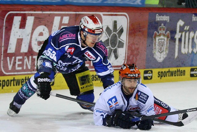 Obenauf waren die Schwenninger Wild Wi...keit mit 4:3 im Penaltyschieen.        | Foto: reinhardt