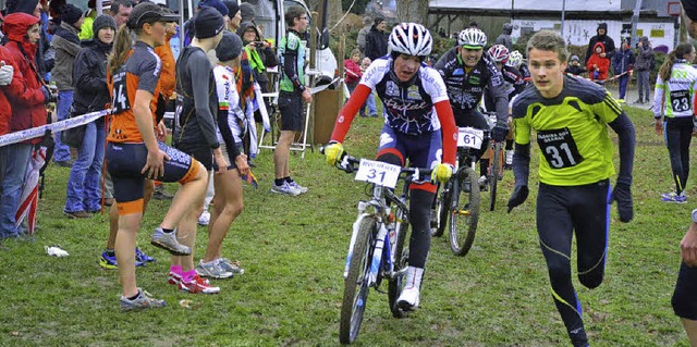 Nie sind sich Radler und Lufer so nah!  | Foto: Dieter Erggelet