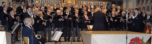 Der Mnnerchor Hochfirst mit der Blse...adt unter der Leitung von Robert Mayr   | Foto: Marion Pfordt