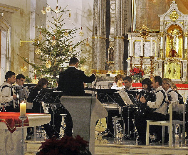 Die Harmonikafreunde mit Dirigent Peter Kounis   | Foto: Heidi Fssel