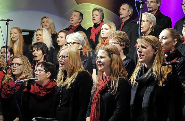 Sngerinnen und Snger des Chores Joy ...e beim Benefizkonzert in Schutterzell   | Foto: Wolfgang Knstle