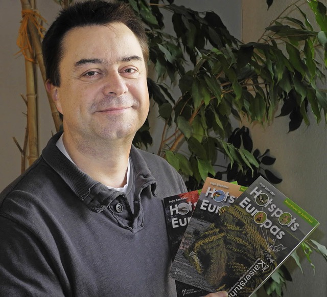 Ingo Seehafer mit der Hotspots-Reihe, ...uch das neue Kaiserstuhl-Buch gehrt.   | Foto: Hesser