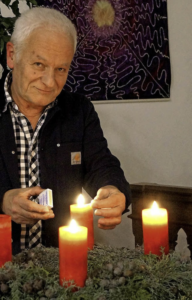 Weihnachten ist fr Diakon Horst Panzer auch die Zeit, um Lichter zu entznden.   | Foto: silke hartenstein