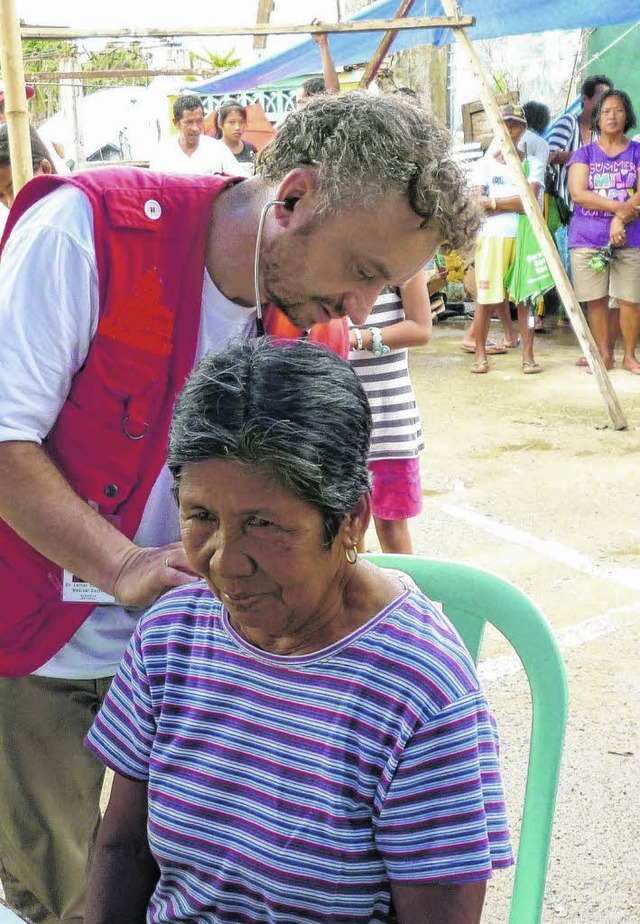 Dankbar fr die Hilfe: Geduldig warten...chstunde&quot; in der Region Tacloban.  | Foto: BZ