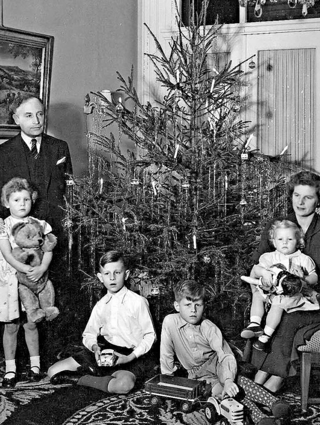 Der irische Gesandte William Warnock (...vor dem Bad Sckinger Weihnachtsbaum.   | Foto: Stadtarchiv