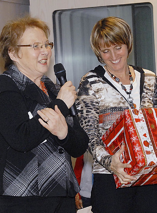 Elisabeth Krmer berreicht Irene Lorenz das Geschenk des Frdervereins.   | Foto: Leony Stabla