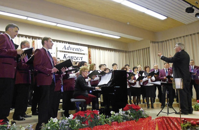 Die Sngerrunde Prechtal mit ihren dre...halle ihr jhrliches Adventskonzert.    | Foto: thomas Steimer