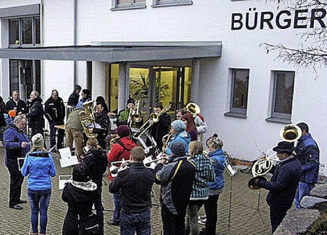 Zu Musik und Glhwein hatte der Musikv...inder dir Besicherinnen und Besucher.   | Foto: Reinhard Herbrig