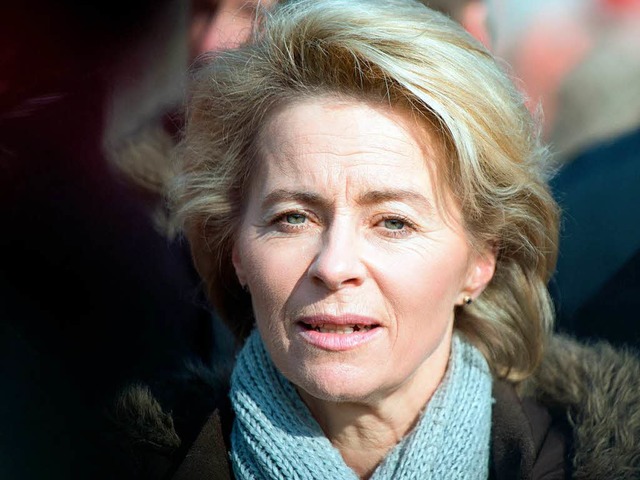 Ein Bild mit Helm gab es nicht: Ursula von der Leyen in Mazar-i-Scharif  | Foto: dpa