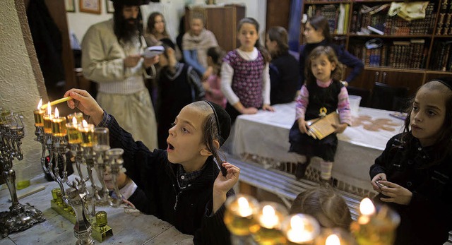 Chanukka, das oft mit Weihnachten zeit...n Israel bewusst mit Andersglubigen.   | Foto: AFP/Inge Gnther