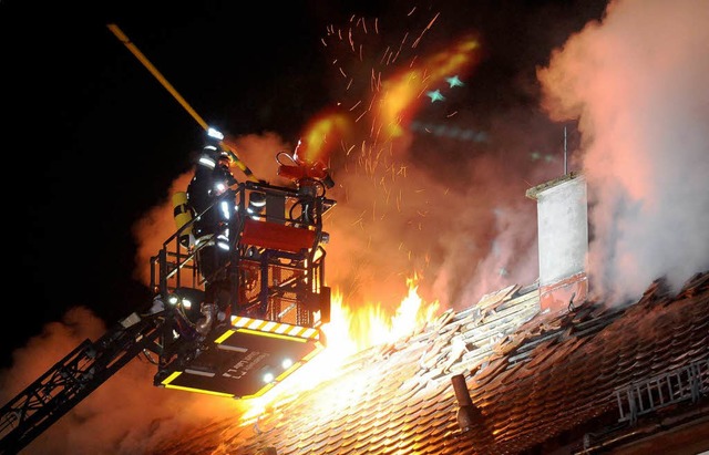 Offenes Feuer in der Lahrer Tramplerstrae.  | Foto: WOLFGANG KUENSTLE               