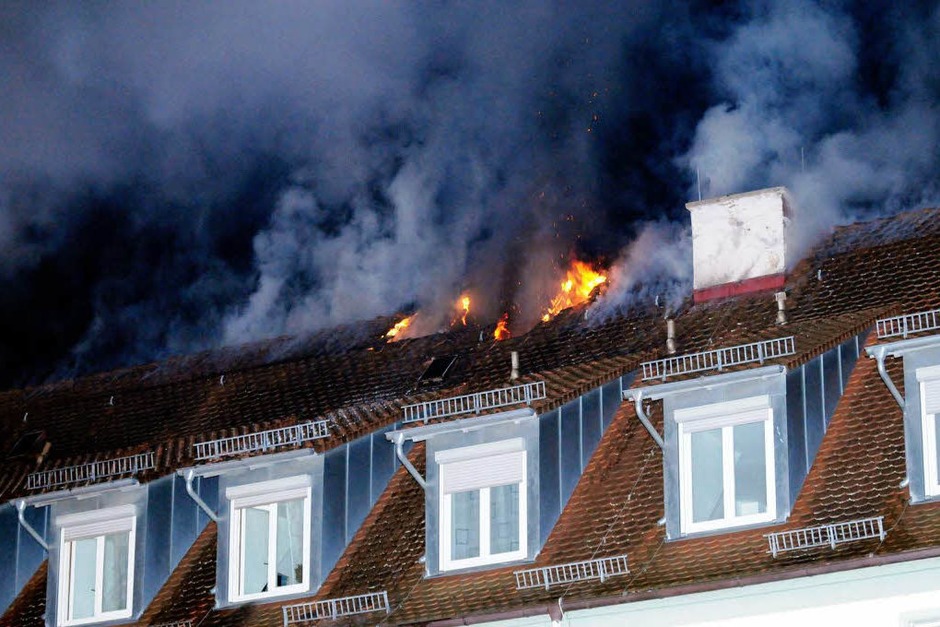 Ein Feuer im Dachgeschoss eines Wohnblocks hat sich rasant ausgebreitet. Manschen kamen nicht zu Schaden – doch die 34 Bewohner müssen zu Weihnachten ausquartiert werden. Der Schaden beläuft sich auf 300.000 Euro. (Foto: WOLFGANG KUENSTLE ) Ein Feuer im Dachgeschoss eines Wohnblocks hat sich rasant ausgebreitet. Manschen kamen nicht zu Schaden – doch die 34 Bewohner müssen zu Weihnachten ausquartiert werden. Der Schaden beläuft sich auf 300.000 Euro. (Foto: WOLFGANG KUENSTLE )