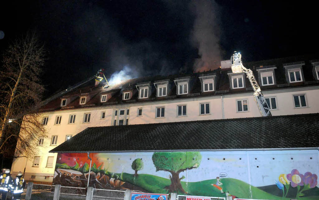 Ein Feuer im Dachgeschoss eines Wohnblocks hat sich rasant ausgebreitet. Manschen kamen nicht zu Schaden – doch die 34 Bewohner mssen zu Weihnachten ausquartiert werden. Der Schaden beluft sich auf 300.000 Euro.