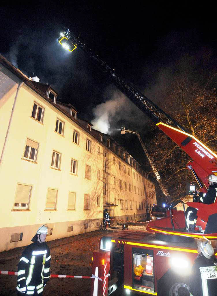 Ein Feuer im Dachgeschoss eines Wohnblocks hat sich rasant ausgebreitet. Manschen kamen nicht zu Schaden – doch die 34 Bewohner mssen zu Weihnachten ausquartiert werden. Der Schaden beluft sich auf 300.000 Euro.