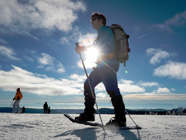 Seit der zweiten Dezemberwoche sind Wintersportler auf dem Feldberg zugange.  | Foto: dpa