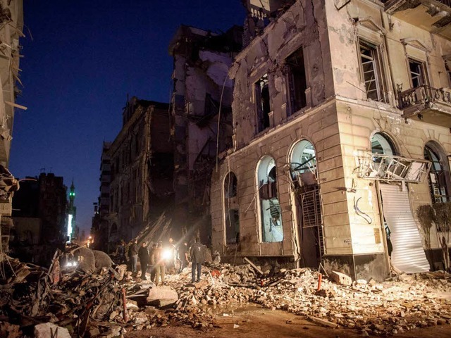 Einem Trmmerfeld gleicht die Strae vor der Polizeizentrale.  | Foto: AFP