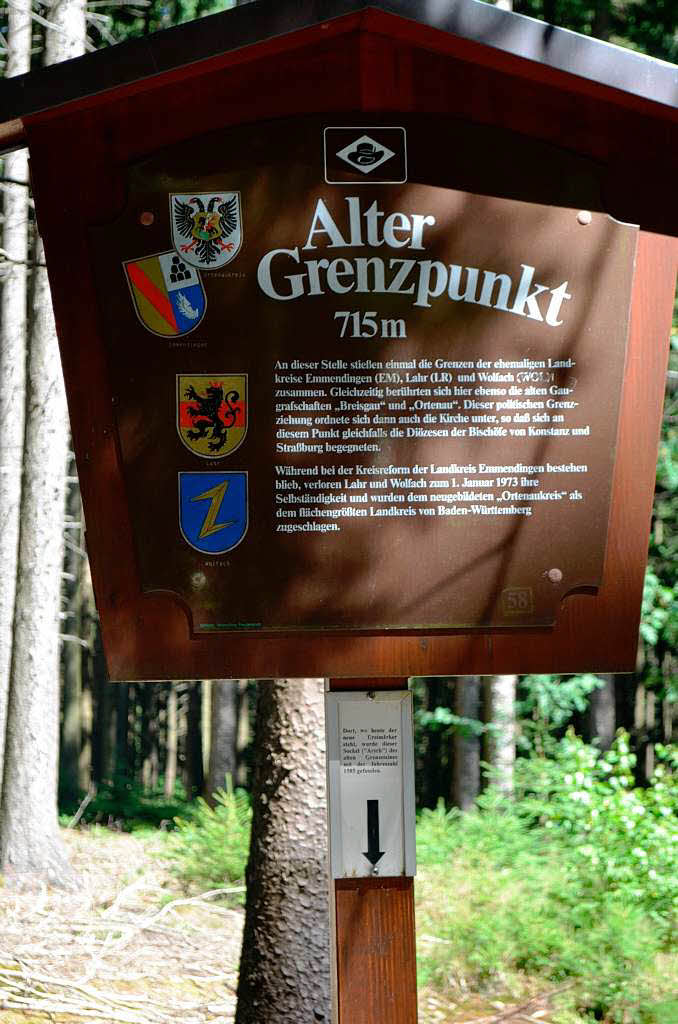 August: Hinweistafel auf dem Hessenberg beim Grenzpunkt Dreimrkerstein