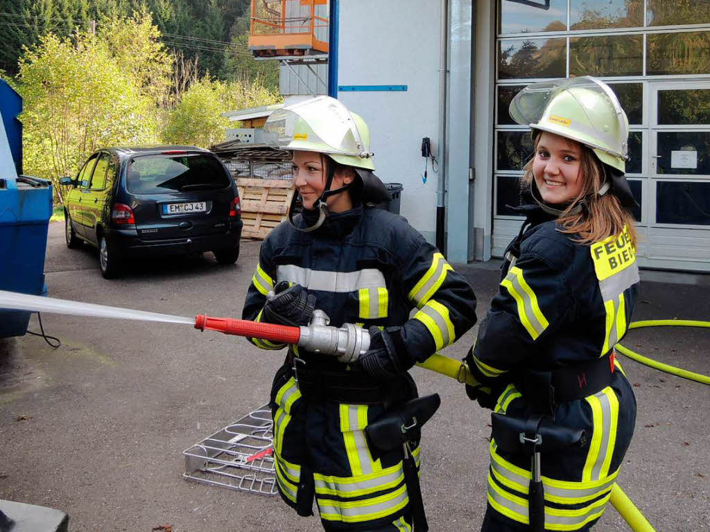 Oktober:  Svenja Lufer und Kathrin Mack, Biederbachs erste Feuerwehrfrauen bei ihrer ersten groen bung.