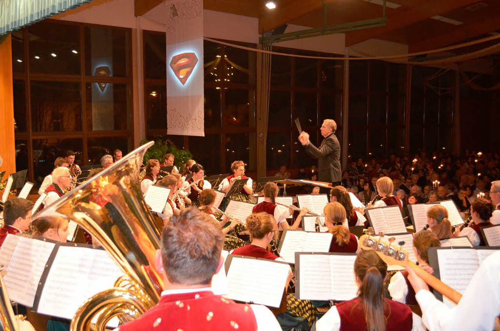 November: Klassik und Pop in der Schwarzwaldhalle: Stephan Rinklin dirigierte seine Trachtenkapelle Biederbach beim Jahreskonzert