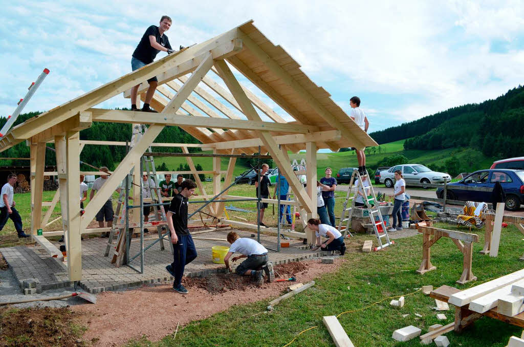 Juni: Mitglieder der Katholischen Landjugend Biederbach bauten bei der 72-Stunden-Aktion  in  Uhlsbach eine Grillhtte im Fachwerkstil