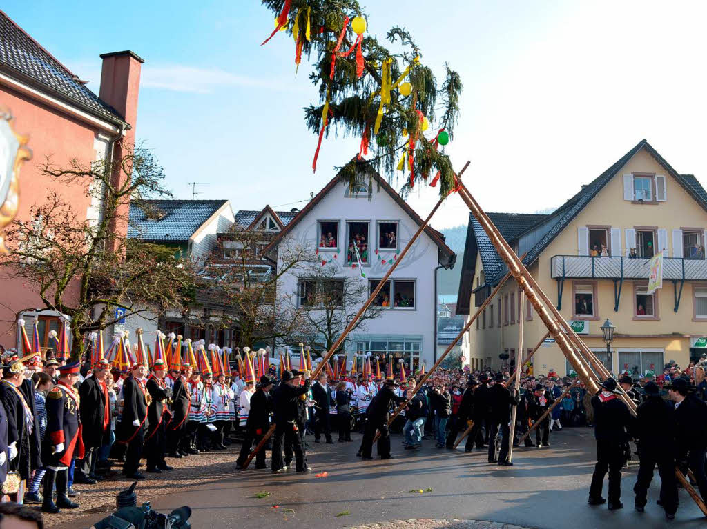 Januar: Erffnung des Narrentags: Die Zimmermannsgilde berlingen beim Setzen des Narrenbaums am Brenplatz.