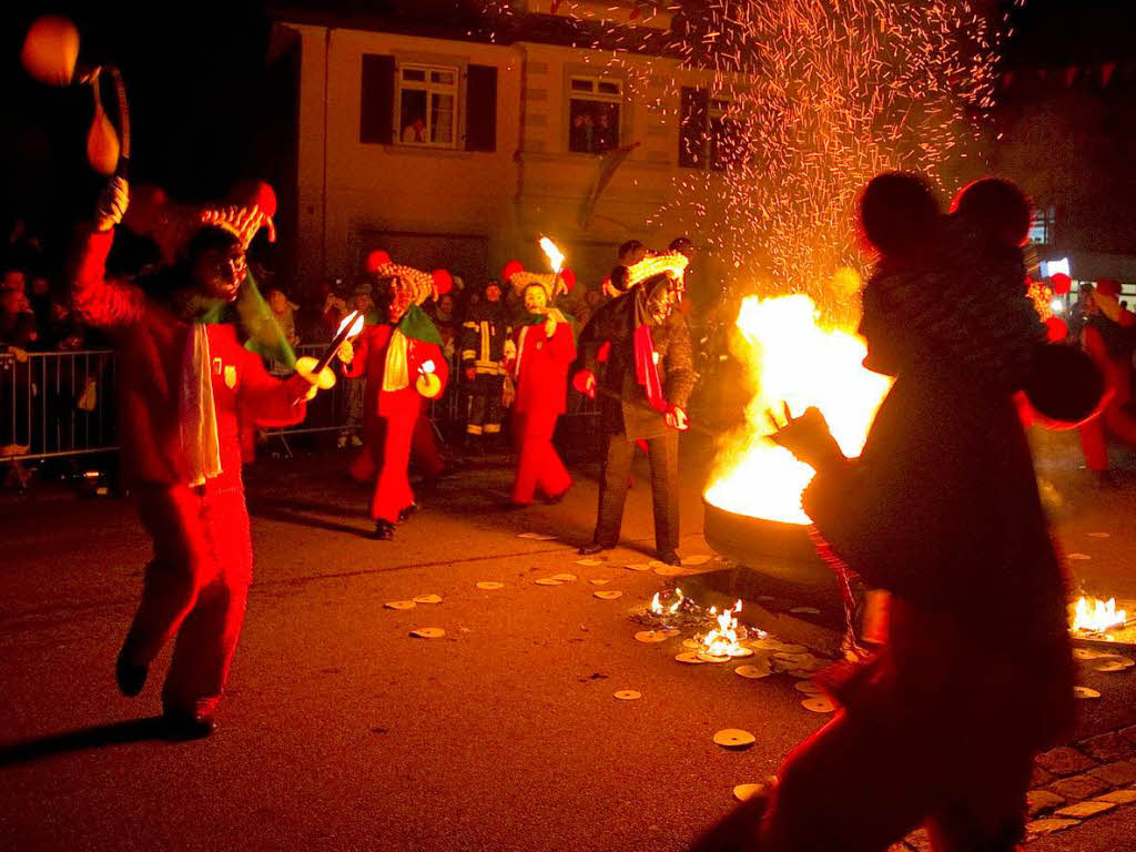 Januar: Schuttigtanz am Feuer zum Narrentag.