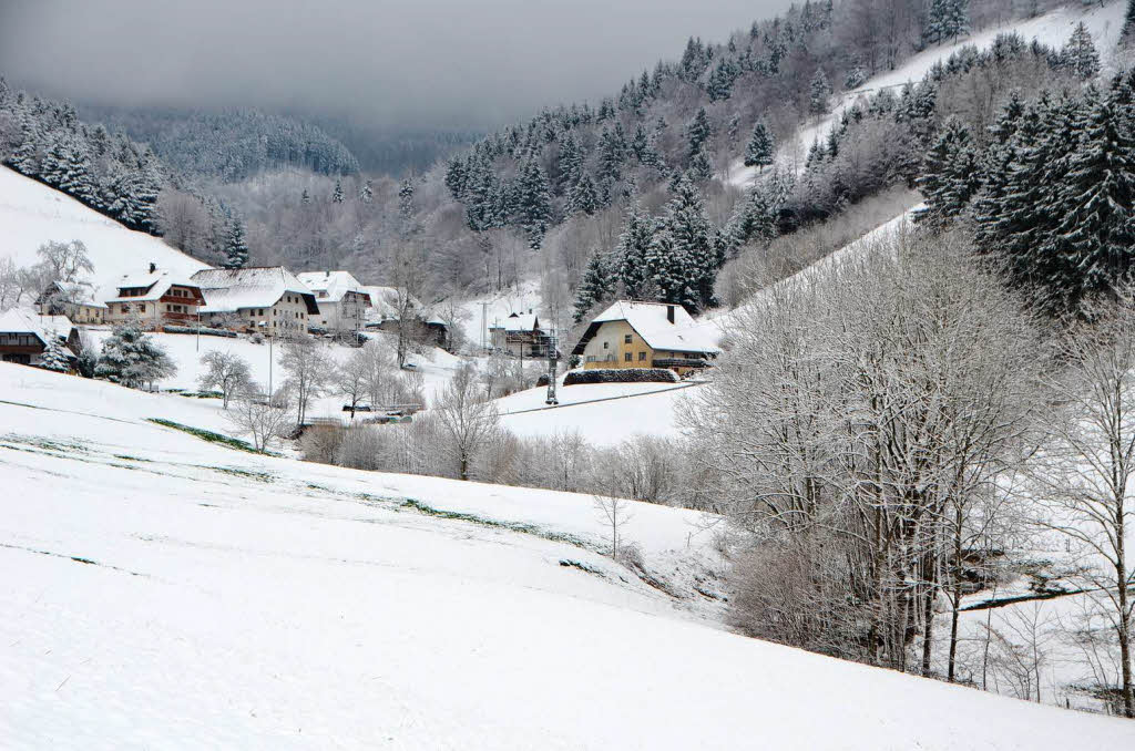 Februar: Der Winter hllt Yach ein.