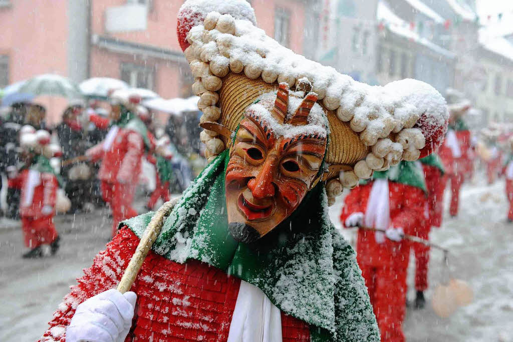 Februar: Elzach in rot und wei: Schuttig im Schnee.