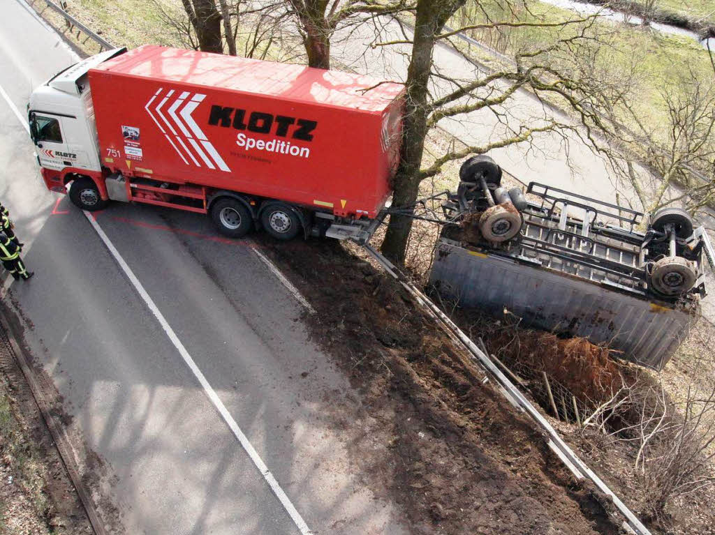 Mrz: Ein Anhnger eines Lkws rutscht von der B 294, zwischen Heidburg und Elzach. Die Feuerwehr bernahm die Bergung.