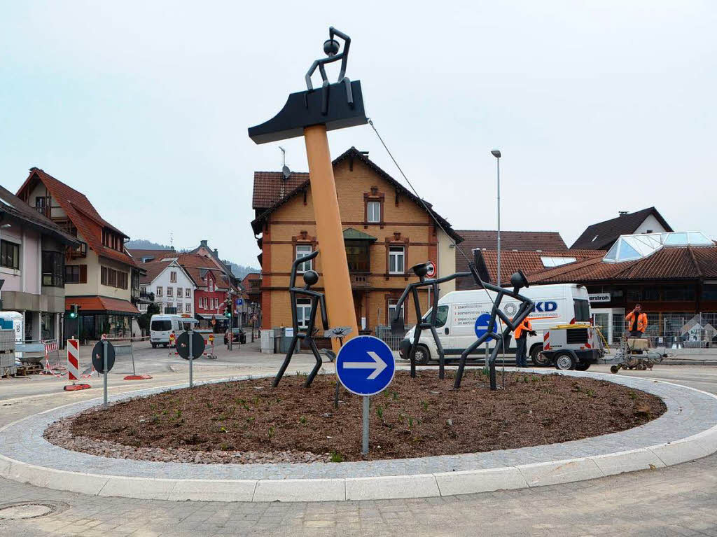 April: Straenbauarbeiten am Kreisverkehr in Elzach.