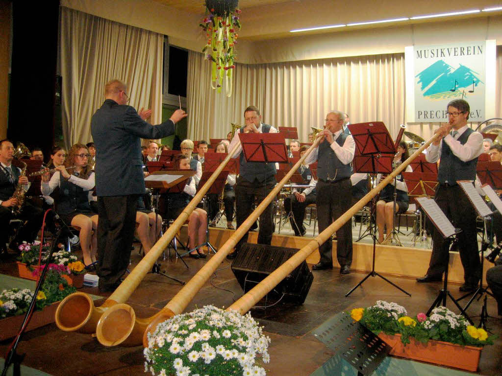 Mrz: Eine besondere Note verlieh dem Frhjahrskonzert das Alphorntrio des Musikvereins Prechtal.