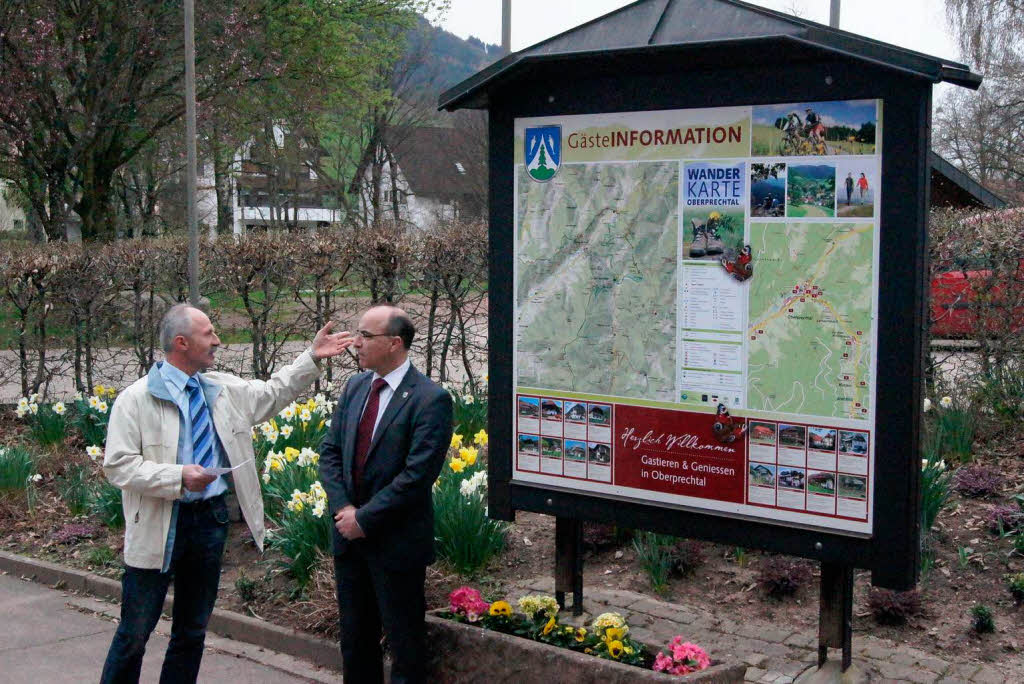 April: Neue Wanderkarten werden in Elzach aufgestellt, so wie hier in Oberprechtal.