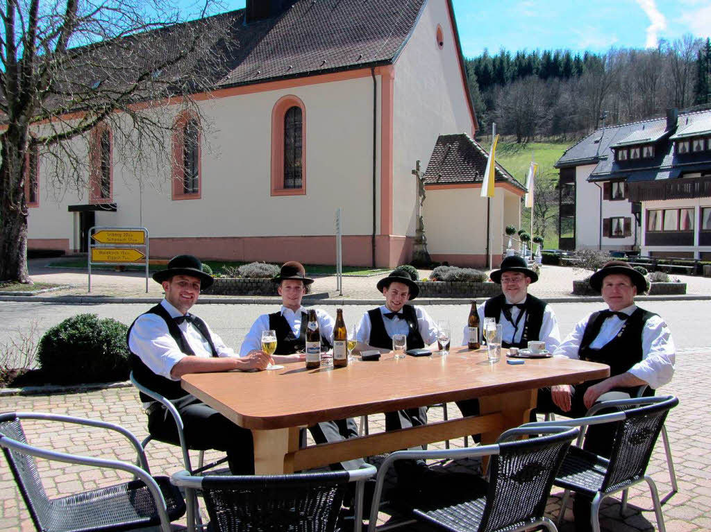 April: Eine verdiente Pause legen diese fnf  Musiker der Trachtenkapelle Oberprechtal  nach ihrem Auftritt am  Weien Sonntag.